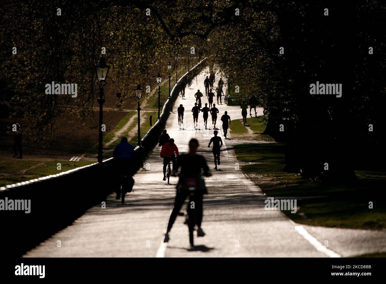 La gente scherza e pedala in primavera a Hyde Park a Londra, Inghilterra, il 22 aprile 2021. (Foto di David Cliff/NurPhoto) Foto Stock