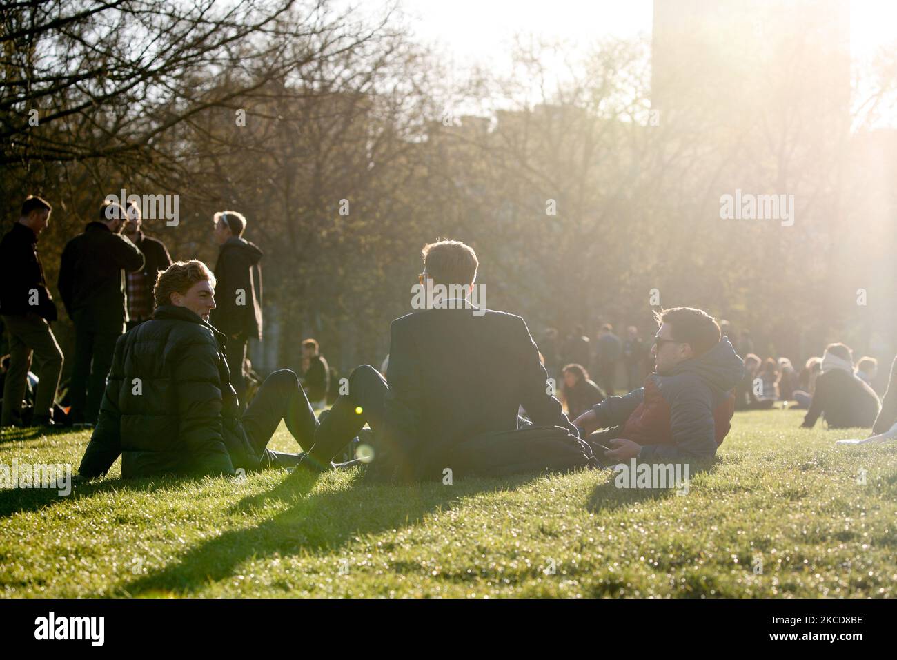 I gruppi di amici si socializzano nelle belle giornate primaverili serali a Green Park a Londra, Inghilterra, il 22 aprile 2021. (Foto di David Cliff/NurPhoto) Foto Stock