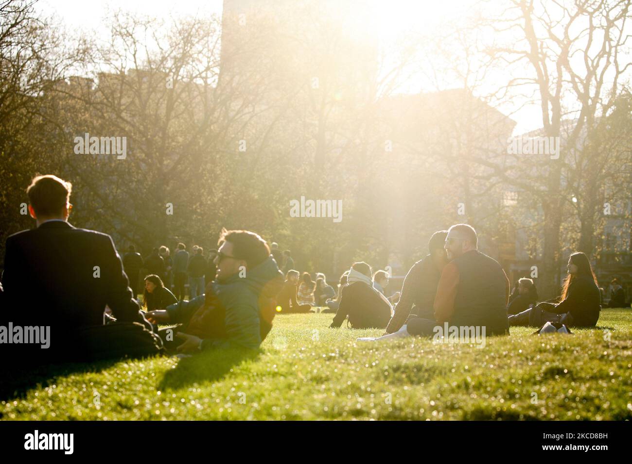 I gruppi di amici si socializzano nelle belle giornate primaverili serali a Green Park a Londra, Inghilterra, il 22 aprile 2021. (Foto di David Cliff/NurPhoto) Foto Stock