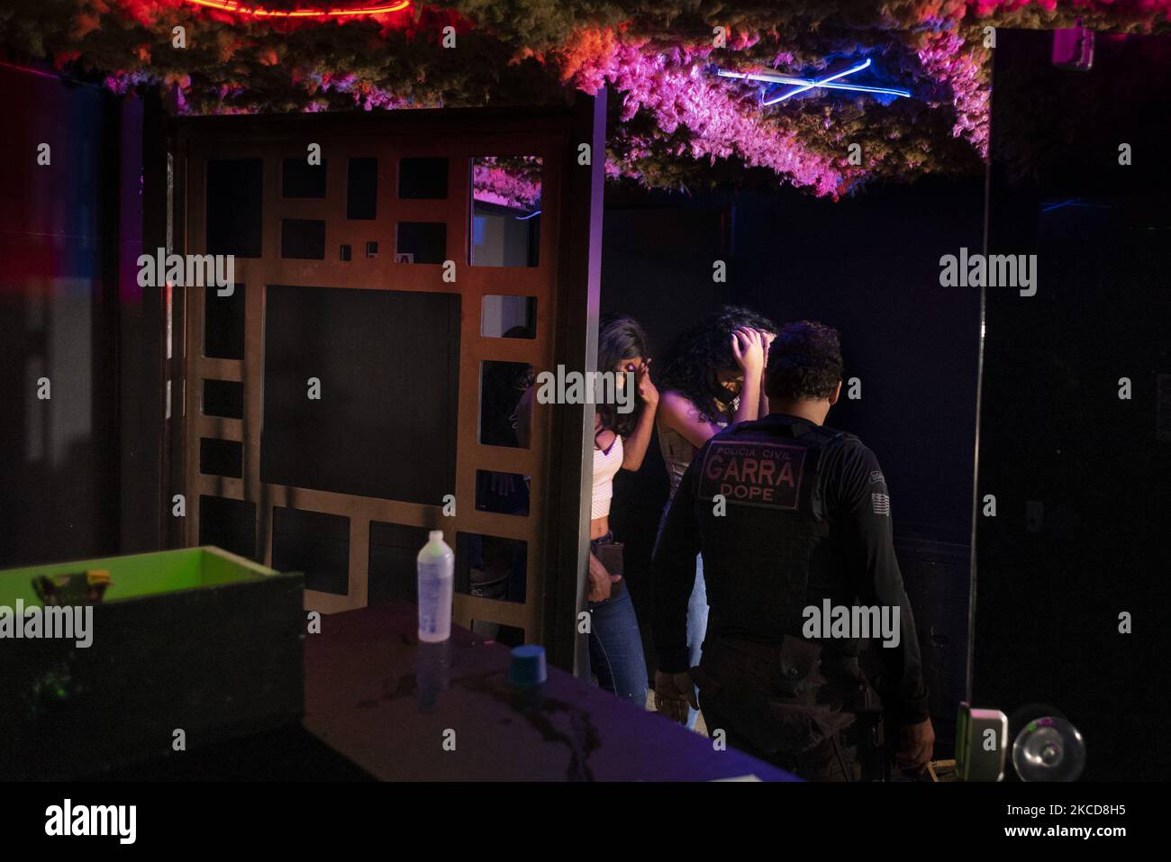 27.Mar.2021 - la polizia RAID una festa clandestina tenuto in un club nel centro di San Paolo questo Venerdì. Nel momento peggiore della pandemia in Brasile e Sao Paulo finora, con più di 25 ospedali occupati al 100% e circa 300 persone in attesa di un letto ICU, centinaia di partiti e bar sono chiusi ogni settimana durante la fase di emergenza del governo locale, Tentativo di implementare un blocco mai riuscito (Foto di Gustavo basso/NurPhoto) Foto Stock