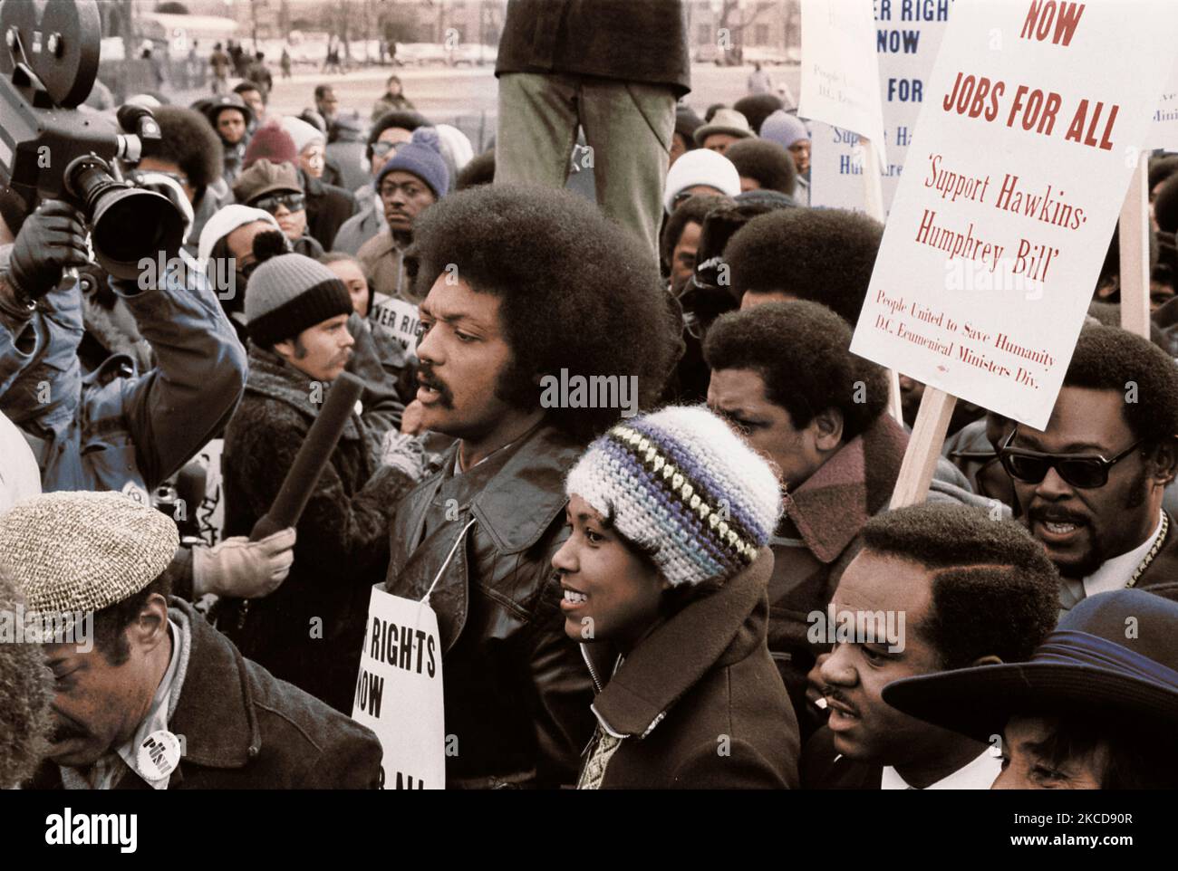 Il reverendo Jesse Jackson circondata da dimostranti intorno alla Casa Bianca, 1975. Foto Stock