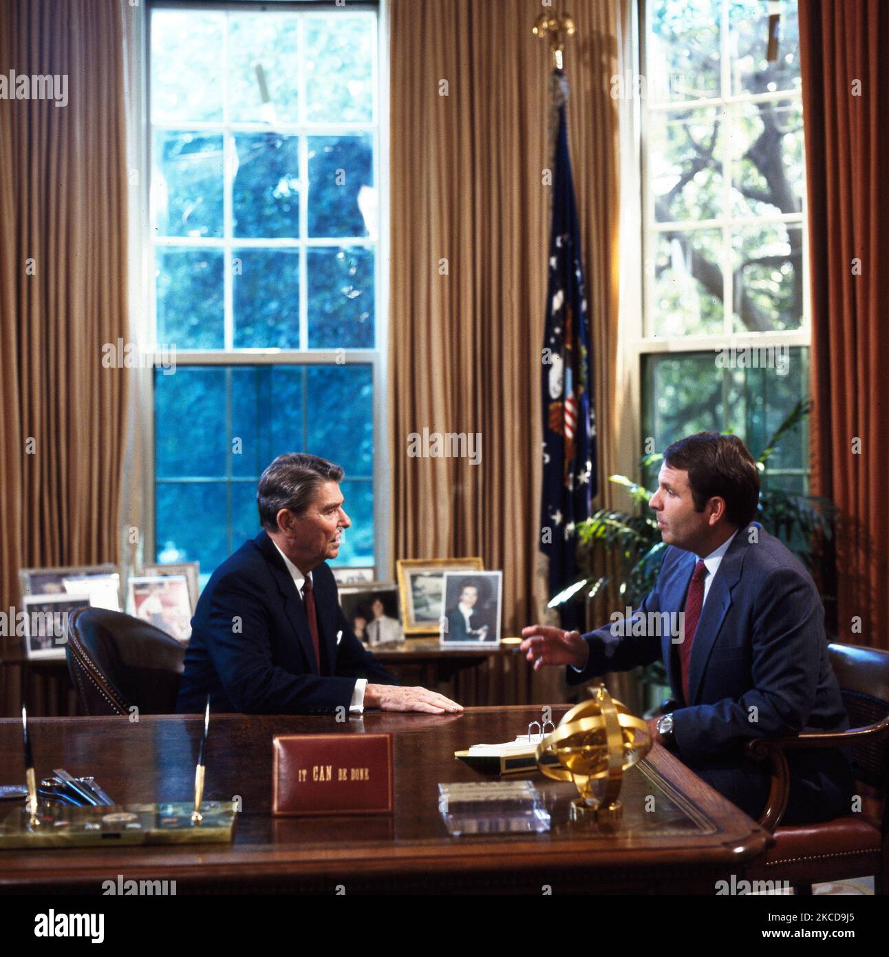 Un incontro personale con il presidente Ronald Reagan nell'Ufficio ovale negli anni '1980s. Foto Stock