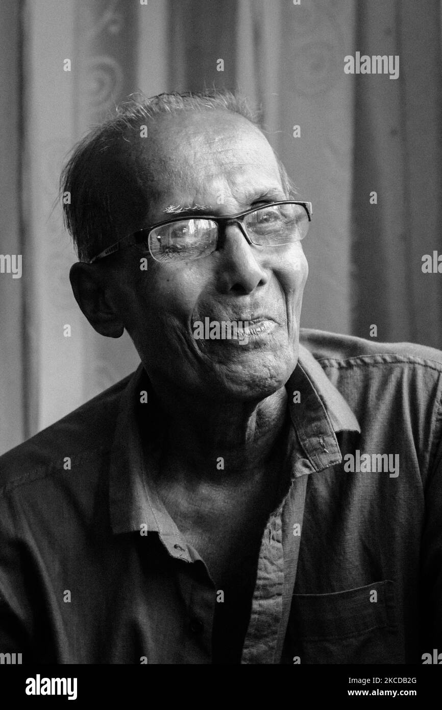 Gladvin Fernando, redattore veterano del cinema dello Sri Lanka da più di tre decenni. Ha lavorato con direttori locali senior durante una sessione di intervista a Bandaragama, Colombo, Sri Lanka il 22 aprile 2021 (Foto di Achila Jayawardana/NurPhoto) Foto Stock