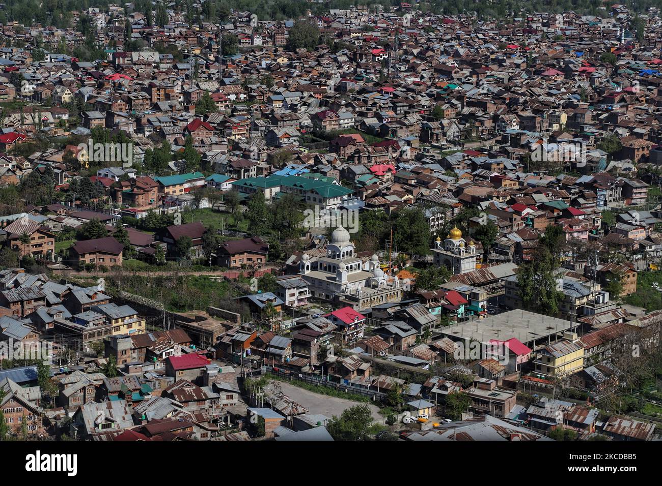 Veduta aerea di Gurudwara Chati Patshahi, Nowhatta, Srinagar, Jammu e Kashmir, India il 24 aprile 2021. (Foto di Nasir Kachroo/NurPhoto) Foto Stock