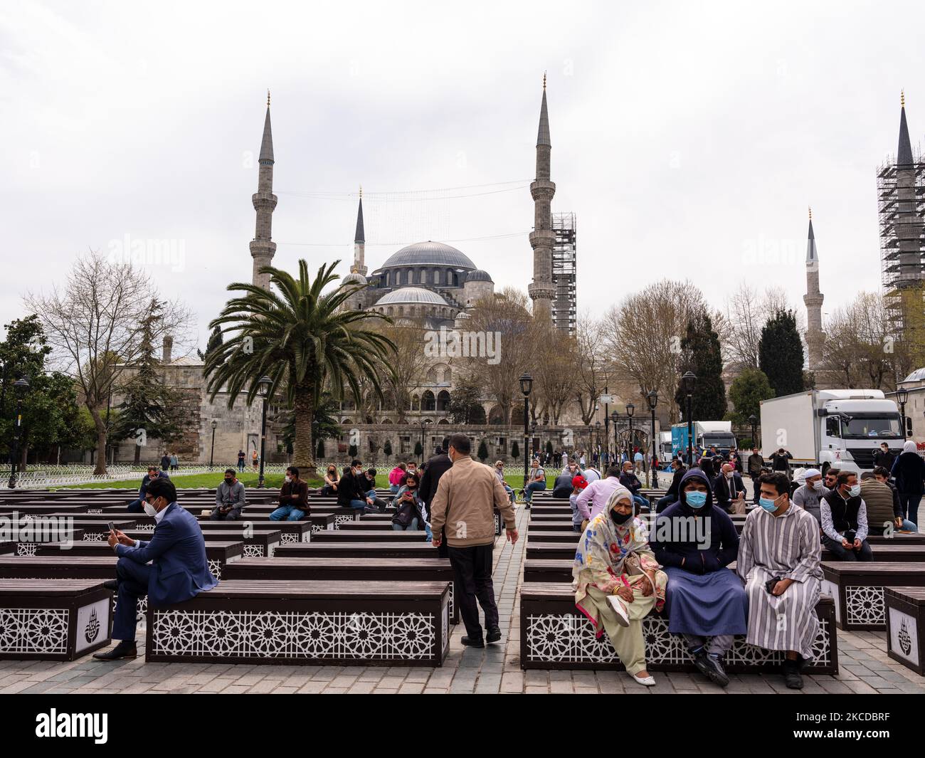 Vita quotidiana a Istanbul, Turchia, il 23 aprile 2021. I turisti che sono esclusi dal coprifuoco visitano la Moschea Sultanahmet (Blu) e la Hagia Sophia. (Foto di Erhan Demirtas/NurPhoto) Foto Stock