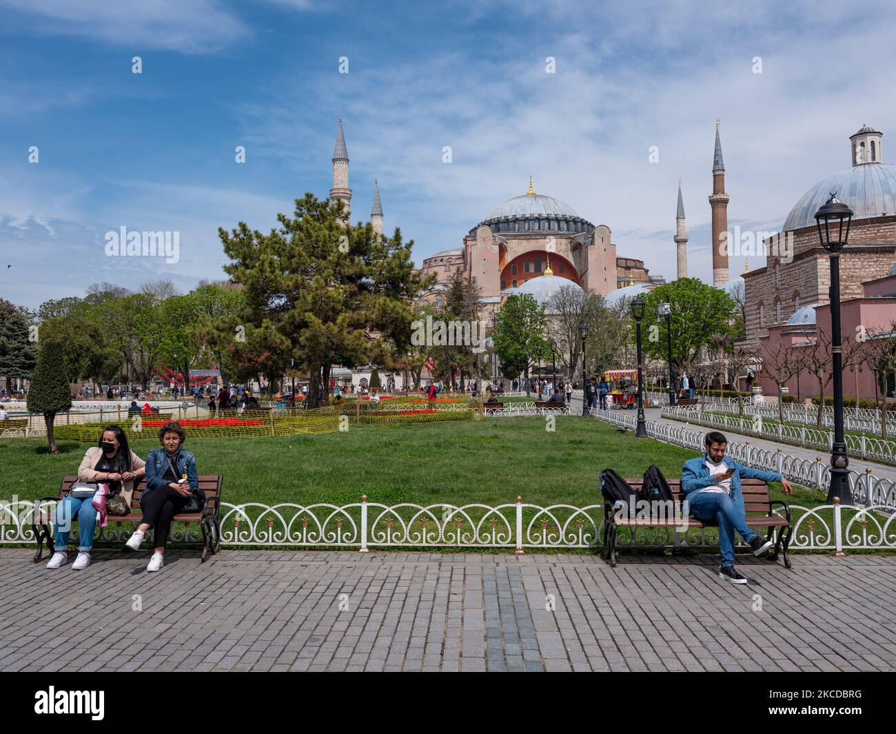 Vita quotidiana a Istanbul, Turchia, il 23 aprile 2021. I turisti che sono esclusi dal coprifuoco visitano la Moschea Sultanahmet (Blu) e la Hagia Sophia. (Foto di Erhan Demirtas/NurPhoto) Foto Stock