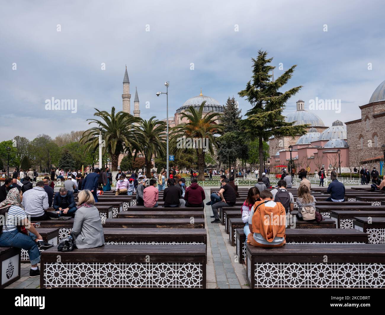 Vita quotidiana a Istanbul, Turchia, il 23 aprile 2021. I turisti che sono esclusi dal coprifuoco visitano la Moschea Sultanahmet (Blu) e la Hagia Sophia. (Foto di Erhan Demirtas/NurPhoto) Foto Stock