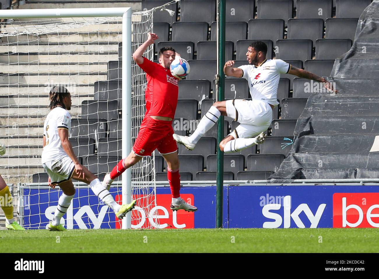 Milton Keynes Dons Zak Jules forza la palla a mano su Swindon Town's Tyler Smith per assegnare a Milton Keynes Dons una penalita durante la prima metà della Sky Bet League una partita tra MK Dons e Swindon Town allo Stadio MK, Milton Keynes, il 24th aprile 2021. (Foto di John Cripp/MI News/NurPhoto) Foto Stock