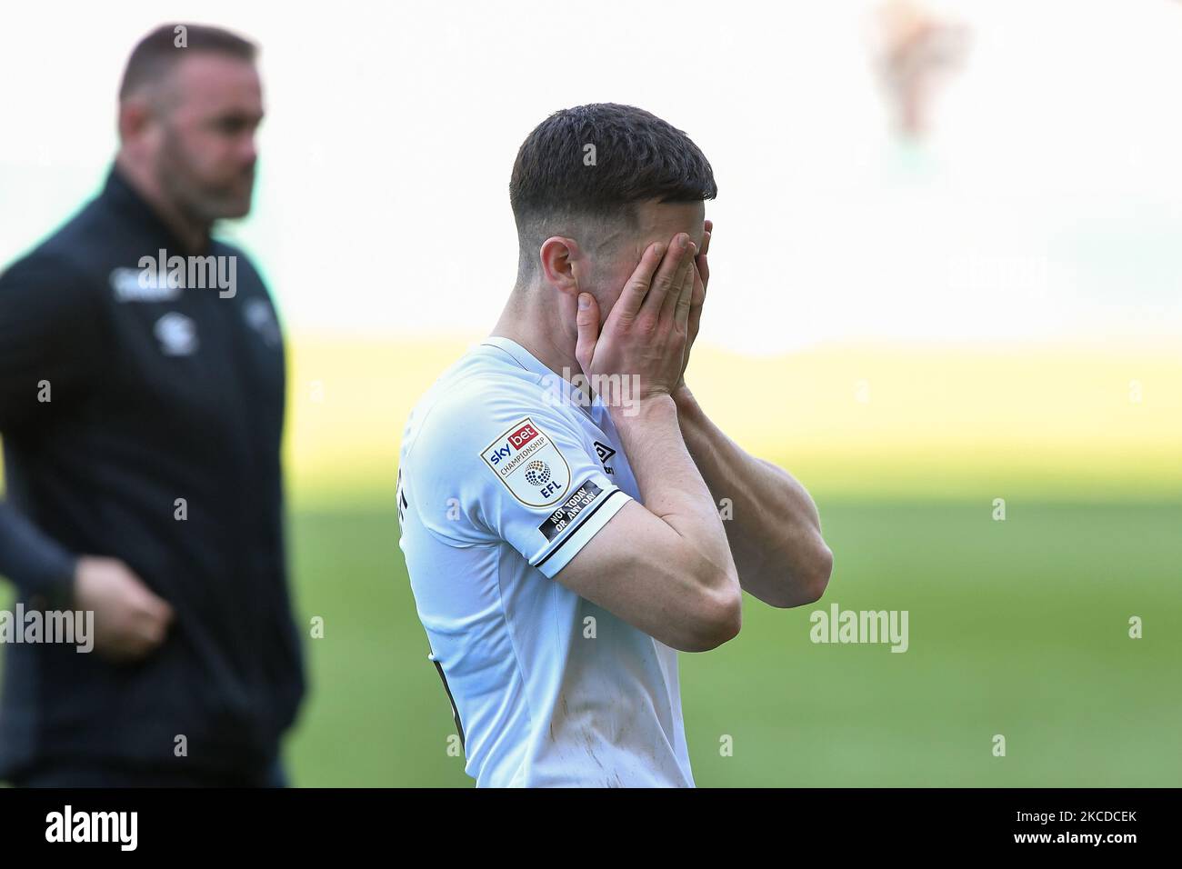 Tom Lawrence della contea di Derby che guarda sconfortato dopo il fischio finale durante la partita di Sky Bet Championship tra la contea di Derby e Birmingham City al Pride Park, Derby, Regno Unito, il 24th aprile 2021. (Foto di Jon Hobley/MI News/NurPhoto) Foto Stock