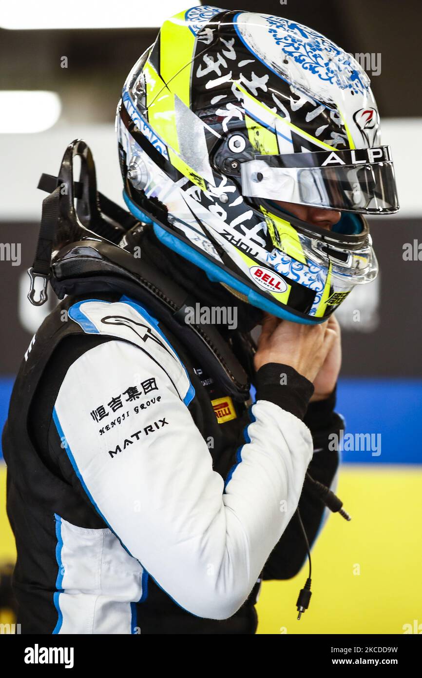 Guanyu Zhou dalla Cina di UNI - Virtuosi Racing, ritratto durante il terzo giorno della FIA di Formula 2 Test sul circuito di Barcellona - Catalunya il 25 aprile 2021 a Montmelo, Spagna. (Foto di Xavier Bonilla/NurPhoto) Foto Stock