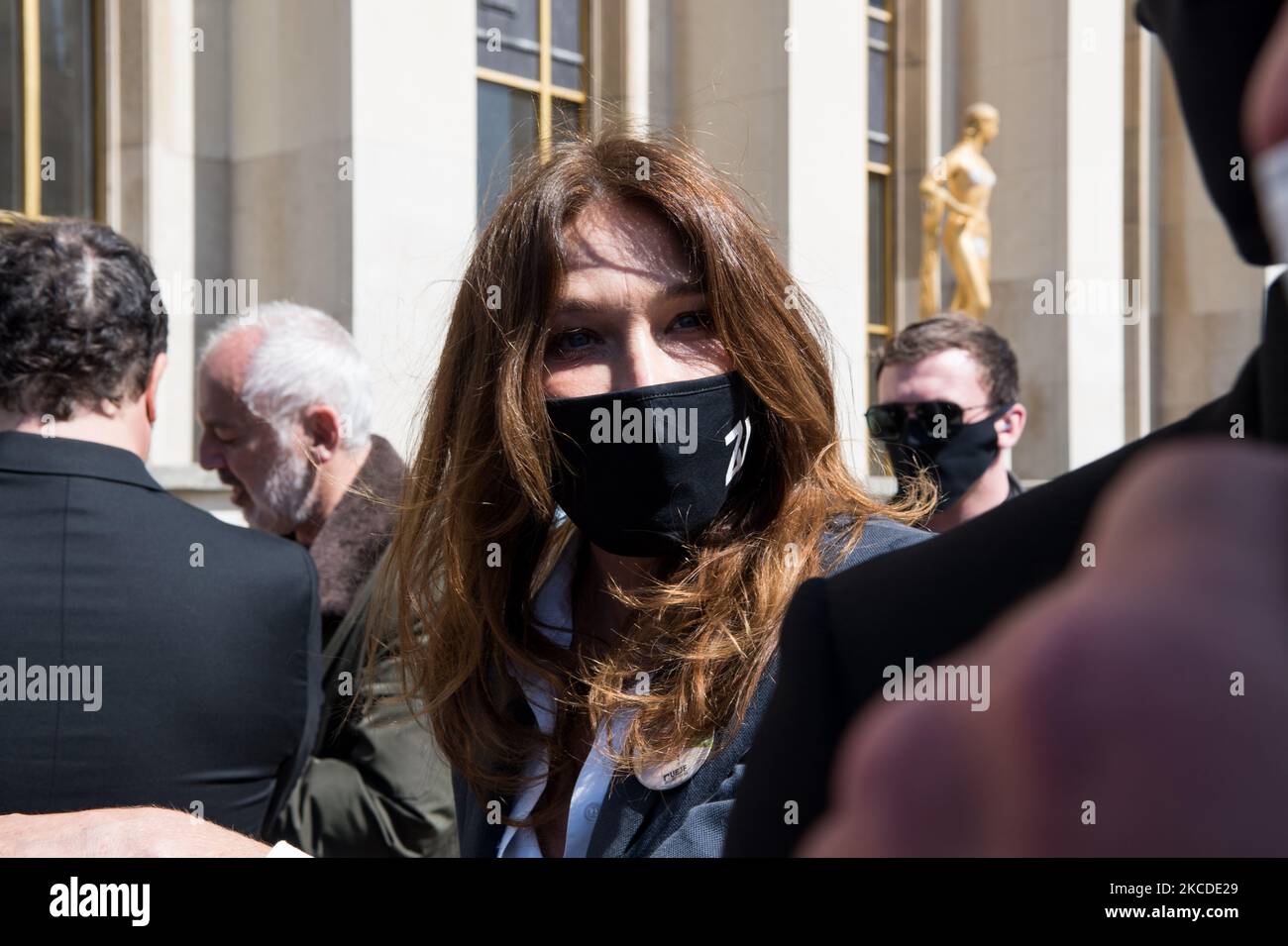 Carla Bruni Tedeschi, moglie dell'ex Presidente della Repubblica Nicolas Sarkozy, partecipa all'evento in memoria di Sarah Halimi, in piazza Trocadero, a Parigi, il 25 aprile 2021. (Foto di Andrea Savorani Neri/NurPhoto) Foto Stock