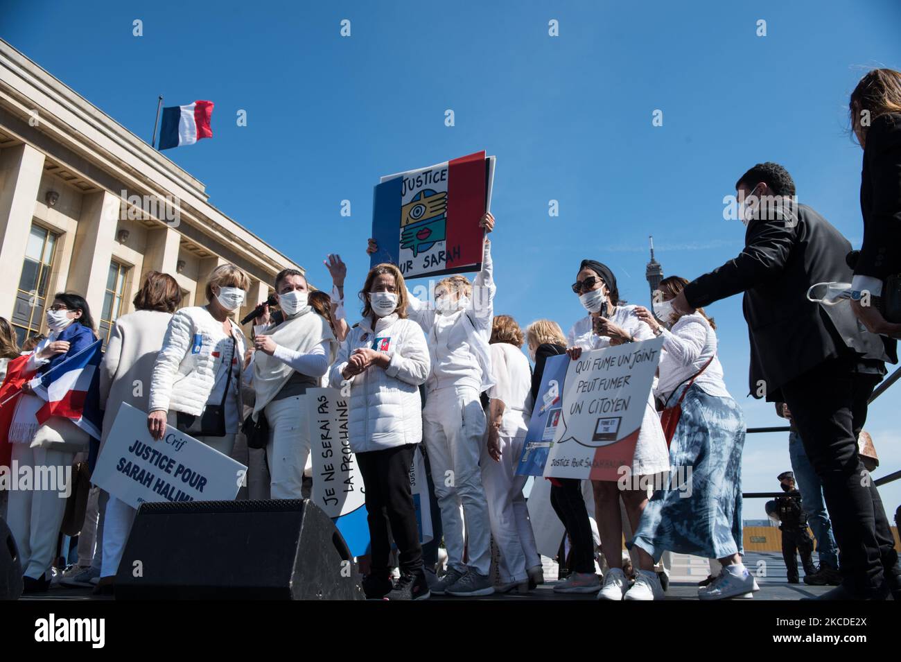 Uno dei momenti della grande manifestazione per chiedere giustizia a Sarah Halimi, uccisa con il motivo dell'antisemitismo nel 2017, organizzata al Trocadero di Parigi il 25 aprile 2021. (Foto di Andrea Savorani Neri/NurPhoto) Foto Stock