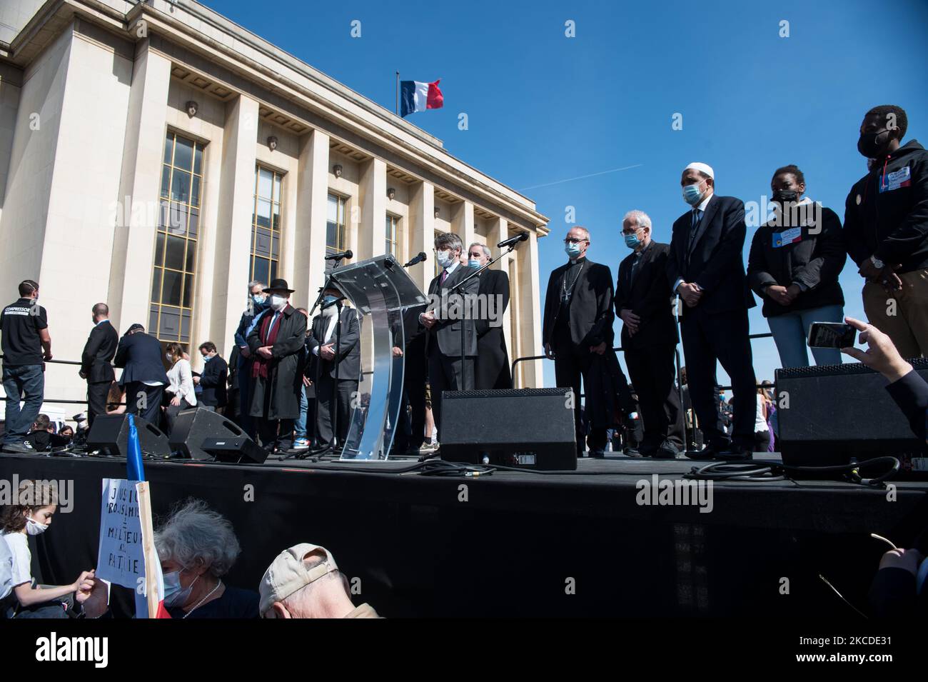 Il palcoscenico allestito al Trocadero come Haim Korsia, rabbino capo di Francia, prende la parola in occasione della grande manifestazione per chiedere giustizia a Sarah Halimi, ucciso con il motivo dell'antisemitismo nel 2017. A Parigi, il 25 aprile 2021. (Foto di Andrea Savorani Neri/NurPhoto) Foto Stock