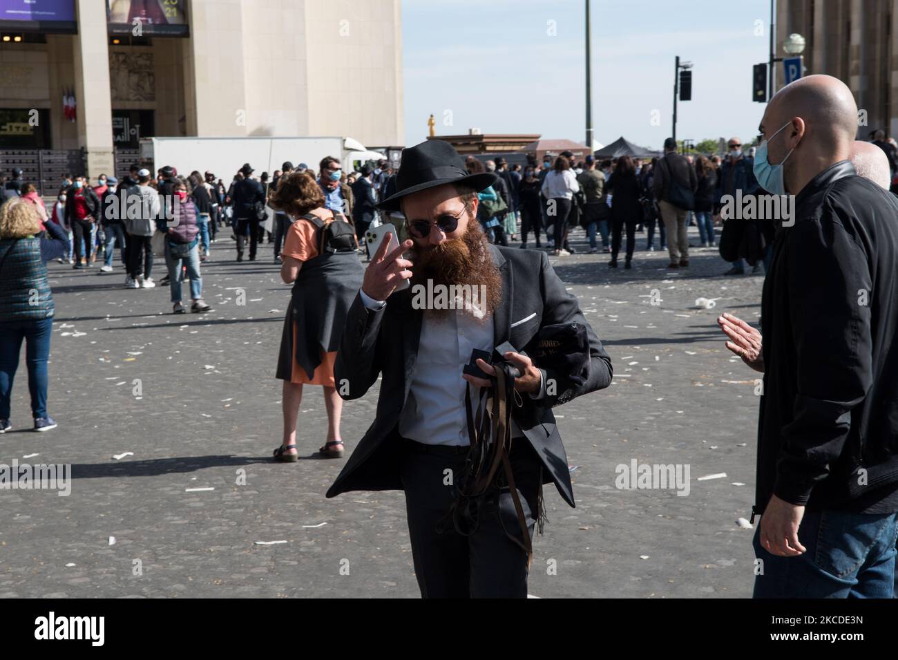 Ebreo ortodosso durante la manifestazione in memoria di Sarah Halimi, in piazza Trocadero, a Parigi, il 25 aprile 2021. (Foto di Andrea Savorani Neri/NurPhoto) Foto Stock