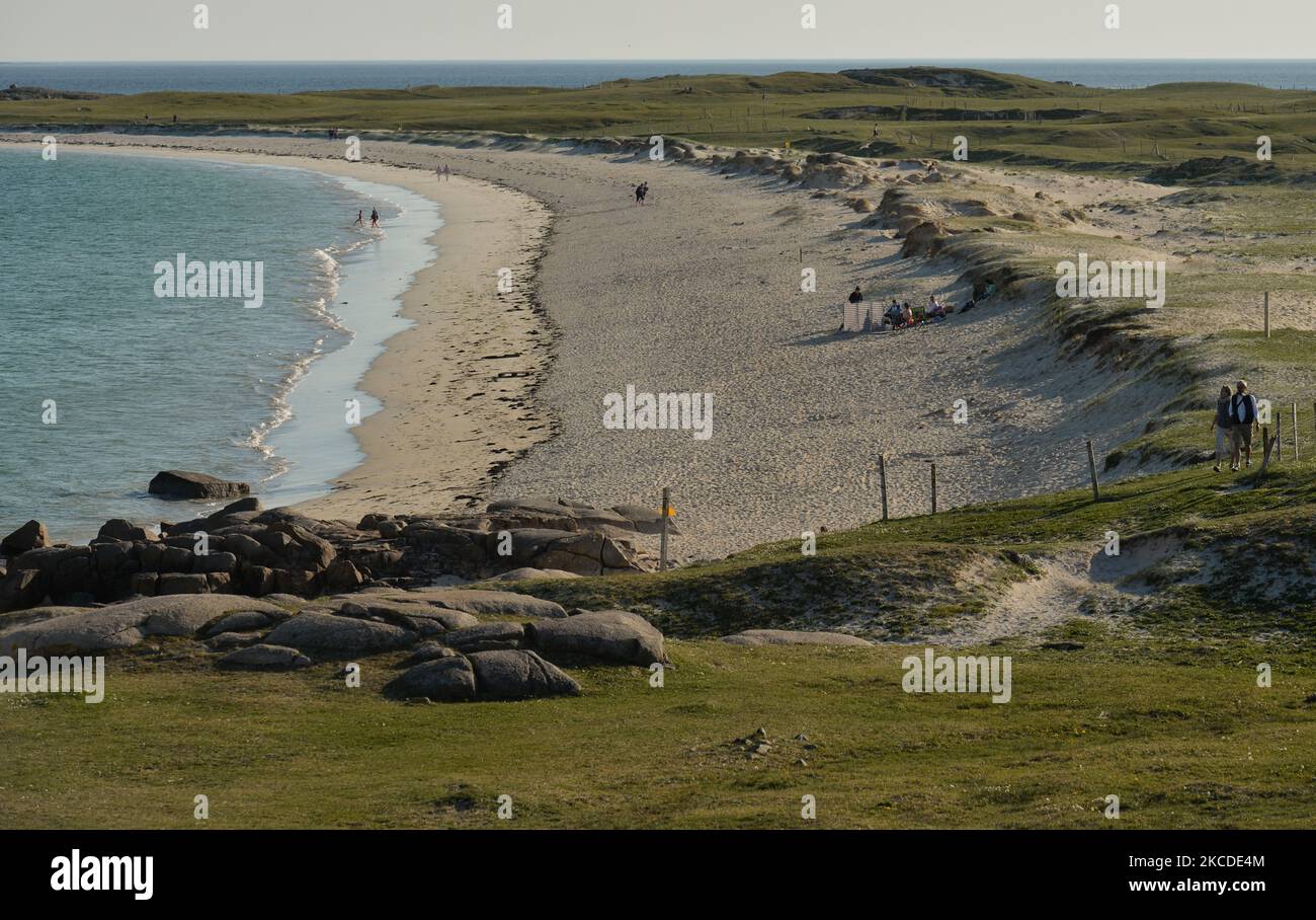 Una vista generale della spiaggia di Gurteen Bay, vista durante il blocco COVID-19. Lunedì prossimo ci sarà un altro lieve alleggerimento delle restrizioni. Essa riguarderà in particolare le riunioni sportive all'aperto, la riapertura di alcune attrazioni ai visitatori e l'aumento del numero di partecipanti ai funerali a 25 persone. Domenica 25 aprile 2021, a Roundstone, Connemara, Co. Galway, Irlanda. (Foto di Artur Widak/NurPhoto) Foto Stock