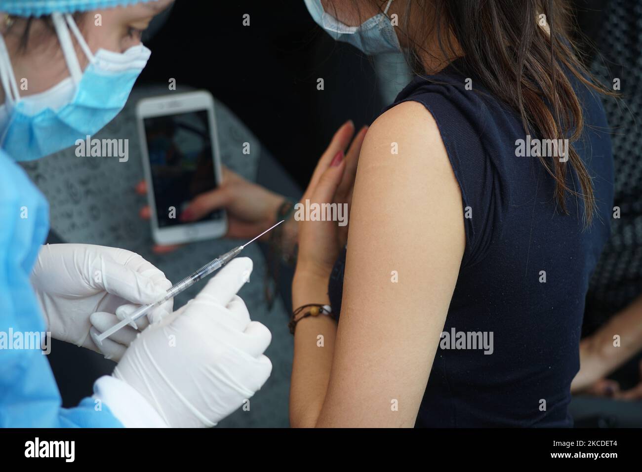 Il personale sanitario fornisce il vaccino Pfeizer Biotech per vaccinare una persona a Bogotà, Colombia, il 25 aprile 2021. (Foto di Daniel Garzon Herazo/NurPhoto) Foto Stock