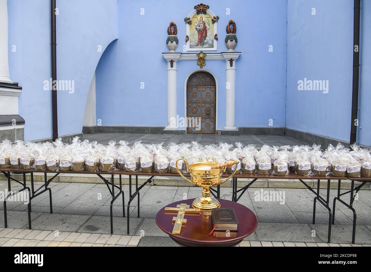 Cerimonia di santificazione del pane pasquale tradizionale ucraino pasquale di fronte alla Cattedrale di San Michele con la cupola dorata a Kiev, Ucraina, il 26 aprile 2021 che sarà inviato ai soldati ucraini coinvolti nell'operazione delle forze congiunte nell'est dell'Ucraina, prima di Pasqua.(Foto di Maxym Marusenko/NurPhoto) Foto Stock