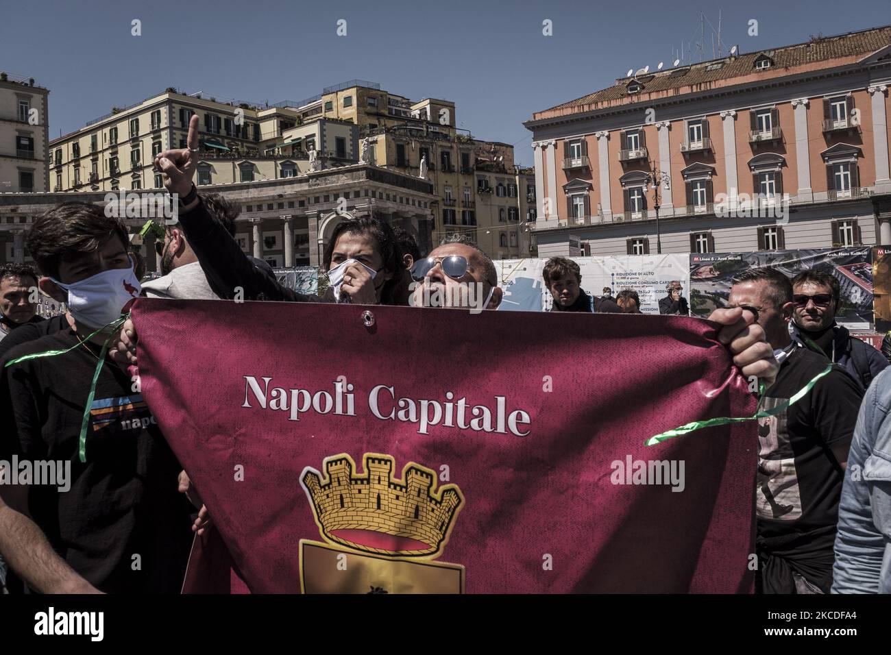 I manifestanti protestano contro il comportamento nazionalista patriottico dei sindaci dell'Italia meridionale in Piazza Plebiscito a Napoli, 25 aprile 2020, poiché i sindaci chiedono chiarimenti e trasparenza sulla distribuzione delle risorse dell'UE di nuova generazione. Sulla base delle indicazioni europee sui criteri di distribuzione delle risorse in base al PIL, alla popolazione e alla disoccupazione, il governo Draghi assegna al mezzogiorno il 40% del piano di ripresa da 200 miliardi di euro. (Foto di Manuel Dorati/NurPhoto) Foto Stock