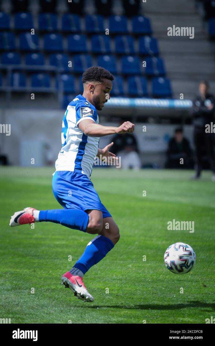 Leon Bell Bell di Magdeburgo controlla la palla durante gli anni '3. Liga partita tra 1. FC Magdeburg e VfB Lubeck alla MDCC-Arena il 25 aprile 2021 a Magdeburg, Germania. (Foto di Peter Niedung/NurPhoto) Foto Stock