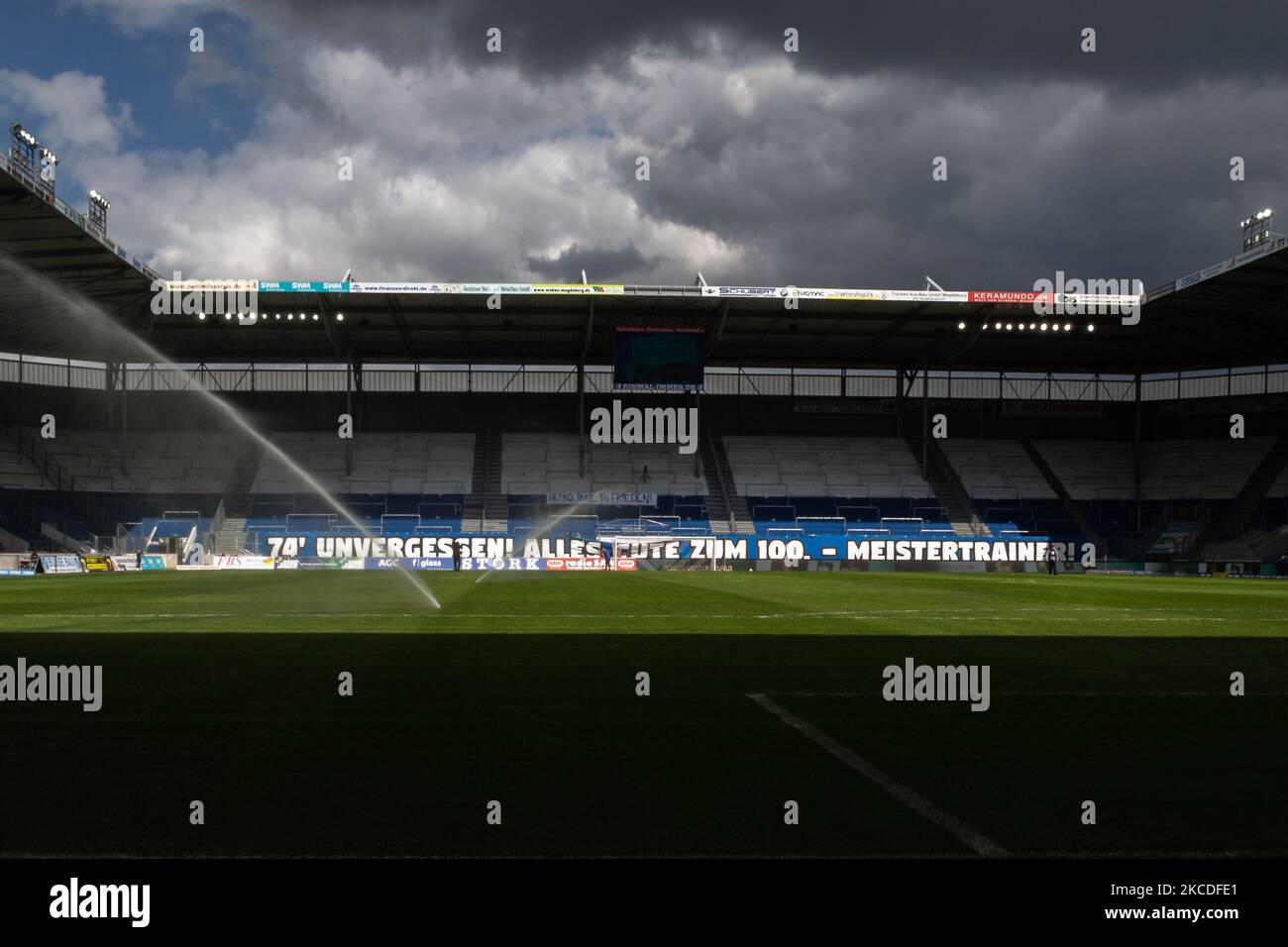 In occasione del 100th° anniversario Heinz Kruegel tifosi di Magdeburgo hanno appeso in memoria di banner prima del 3. Liga partita tra 1. FC Magdeburg e VfB Lubeck alla MDCC-Arena il 25 aprile 2021 a Magdeburg, Germania. (Foto di Peter Niedung/NurPhoto) Foto Stock