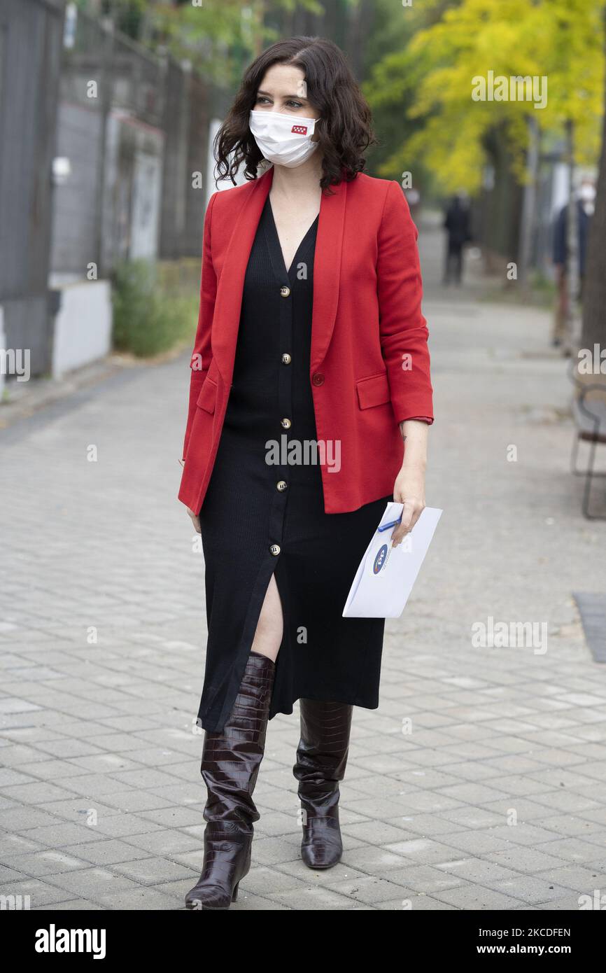 Il presidente della Comunità di Madrid e il candidato PP alla rielezione, Isabel Diaz Ayuso, durante la presentazione del programma sociale del partito per le elezioni del 4 maggio, 26 aprile 2021, presso la Fondazione Carlos Martin, Madrid, Spagna. (Foto di Oscar Gonzalez/NurPhoto) Foto Stock