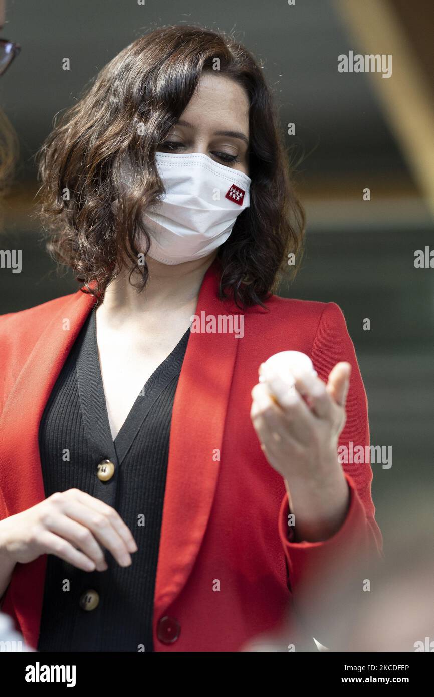 Il presidente della Comunità di Madrid e il candidato PP alla rielezione, Isabel Diaz Ayuso, durante la presentazione del programma sociale del partito per le elezioni del 4 maggio, 26 aprile 2021, presso la Fondazione Carlos Martin, Madrid, Spagna. (Foto di Oscar Gonzalez/NurPhoto) Foto Stock