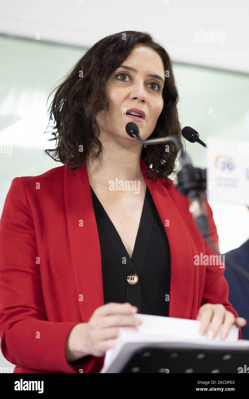 Il presidente della Comunità di Madrid e il candidato PP alla rielezione, Isabel Diaz Ayuso, durante la presentazione del programma sociale del partito per le elezioni del 4 maggio, 26 aprile 2021, presso la Fondazione Carlos Martin, Madrid, Spagna. (Foto di Oscar Gonzalez/NurPhoto) Foto Stock