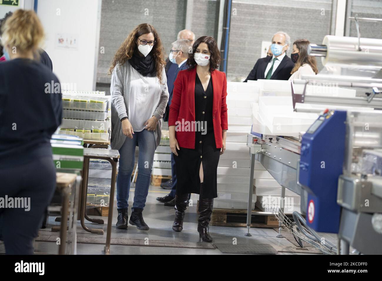 Il presidente della Comunità di Madrid e il candidato PP alla rielezione, Isabel Diaz Ayuso, durante la presentazione del programma sociale del partito per le elezioni del 4 maggio, 26 aprile 2021, presso la Fondazione Carlos Martin, Madrid, Spagna. (Foto di Oscar Gonzalez/NurPhoto) Foto Stock