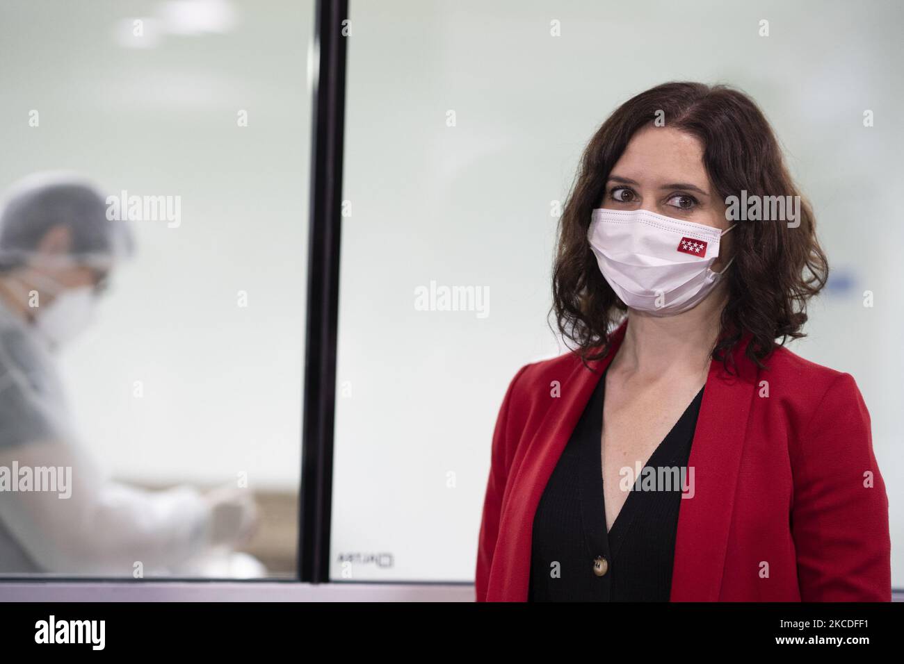 Il presidente della Comunità di Madrid e il candidato PP alla rielezione, Isabel Diaz Ayuso, durante la presentazione del programma sociale del partito per le elezioni del 4 maggio, 26 aprile 2021, presso la Fondazione Carlos Martin, Madrid, Spagna. (Foto di Oscar Gonzalez/NurPhoto) Foto Stock