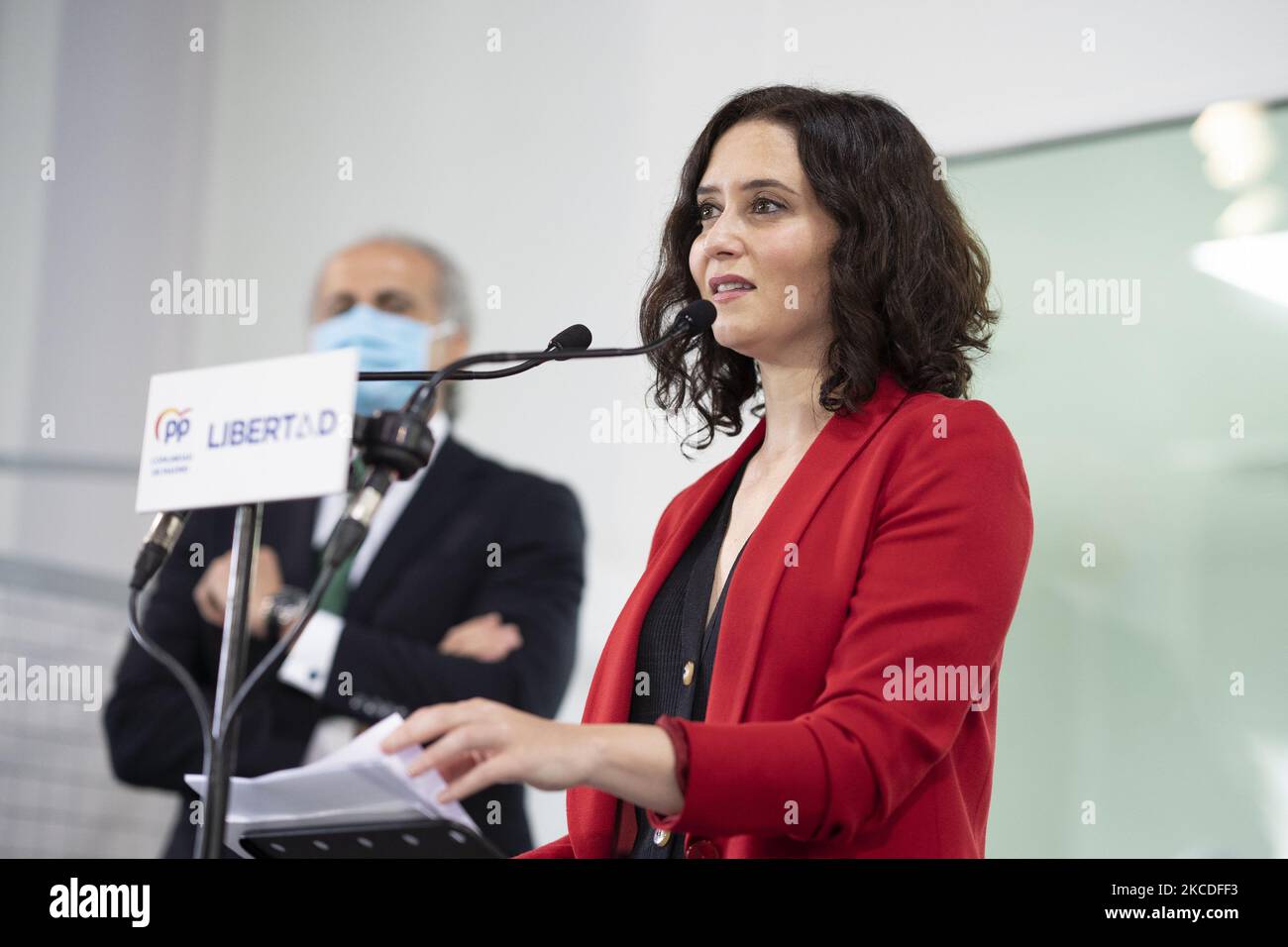 Il presidente della Comunità di Madrid e il candidato PP alla rielezione, Isabel Diaz Ayuso, durante la presentazione del programma sociale del partito per le elezioni del 4 maggio, 26 aprile 2021, presso la Fondazione Carlos Martin, Madrid, Spagna. (Foto di Oscar Gonzalez/NurPhoto) Foto Stock