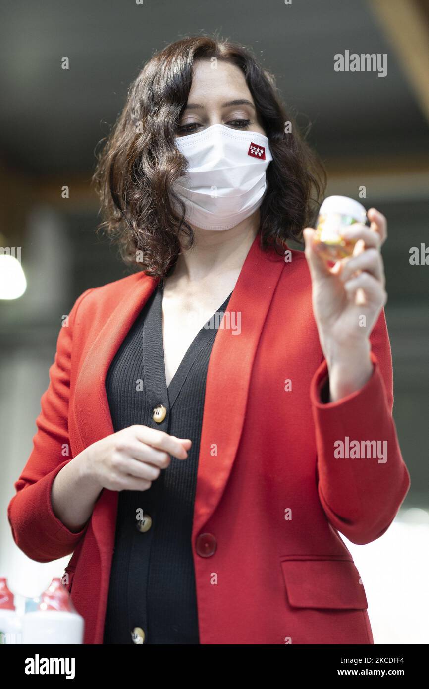 Il presidente della Comunità di Madrid e il candidato PP alla rielezione, Isabel Diaz Ayuso, durante la presentazione del programma sociale del partito per le elezioni del 4 maggio, 26 aprile 2021, presso la Fondazione Carlos Martin, Madrid, Spagna. (Foto di Oscar Gonzalez/NurPhoto) Foto Stock