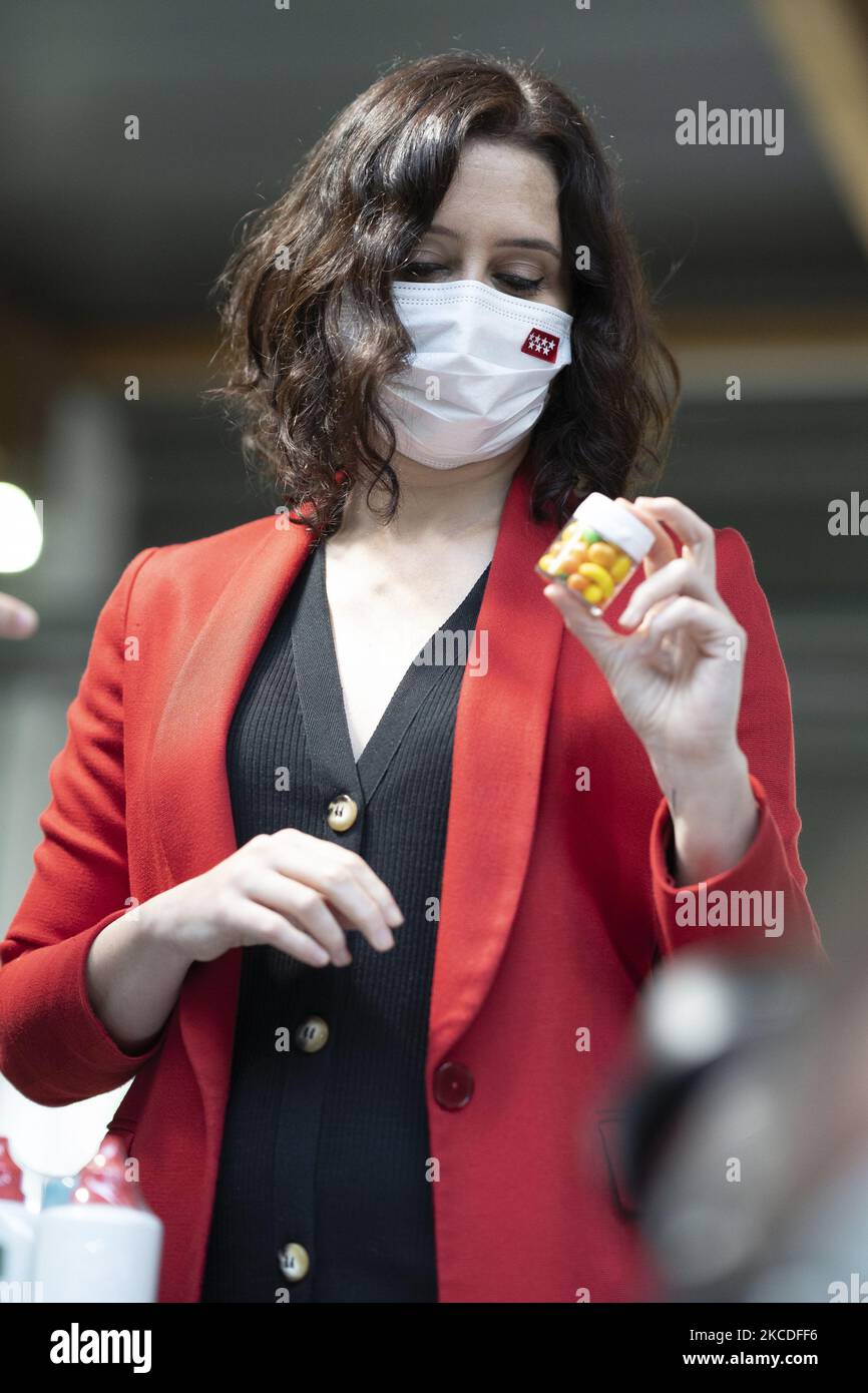 Il presidente della Comunità di Madrid e il candidato PP alla rielezione, Isabel Diaz Ayuso, durante la presentazione del programma sociale del partito per le elezioni del 4 maggio, 26 aprile 2021, presso la Fondazione Carlos Martin, Madrid, Spagna. (Foto di Oscar Gonzalez/NurPhoto) Foto Stock