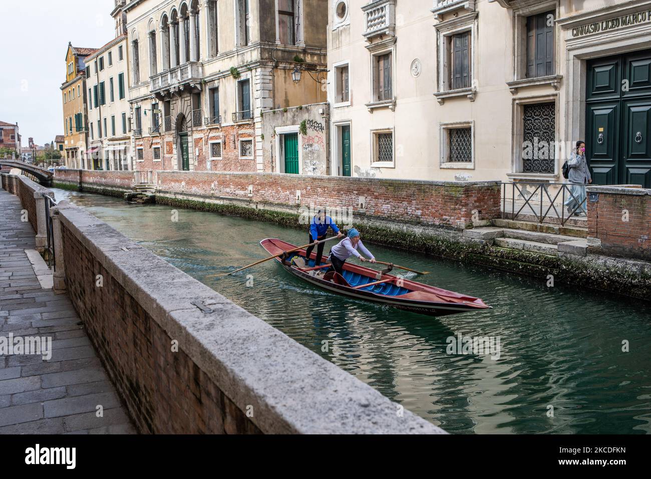 I canali di Venezia sono quasi senza traffico con solo mezzi pubblici o sport sporadici che approfittano della tranquillità di fare fila su tipiche barche veneziane. Venezia questa primavera appare quasi deserta nei fine settimana. Il numero di turisti italiani e stranieri che vengono a visitare la Serenissima è minimo a causa della pandemia del Covid-19. L'economia turistica della regione è in profonda crisi. (Foto di Mauro Ujetto/NurPhoto) Foto Stock