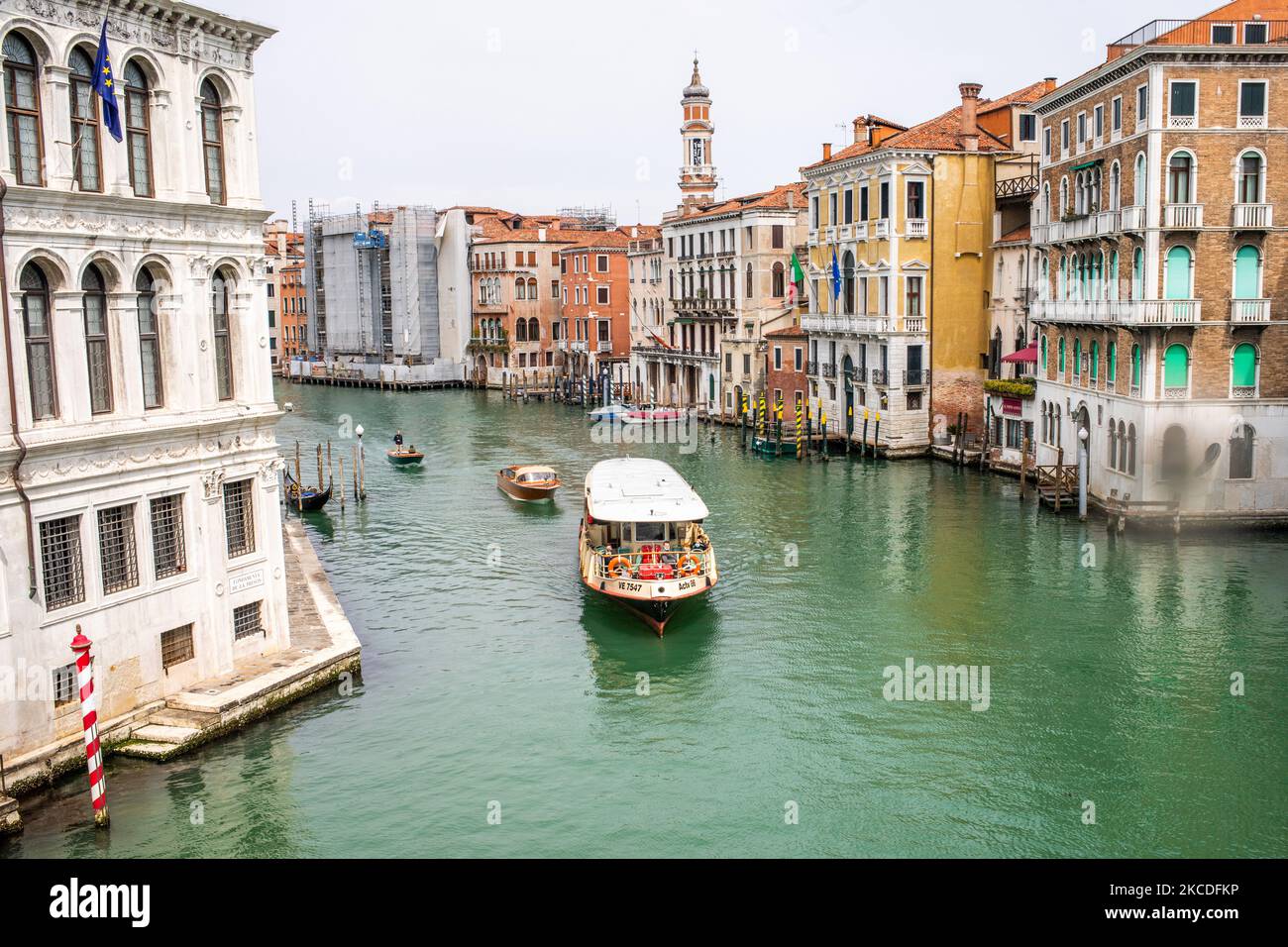 I canali di Venezia sono quasi senza traffico con solo mezzi pubblici o sport sporadici che approfittano della tranquillità di fare fila su tipiche barche veneziane. Venezia questa primavera appare quasi deserta nei fine settimana. Il numero di turisti italiani e stranieri che vengono a visitare la Serenissima è minimo a causa della pandemia del Covid-19. L'economia turistica della regione è in profonda crisi. (Foto di Mauro Ujetto/NurPhoto) Foto Stock