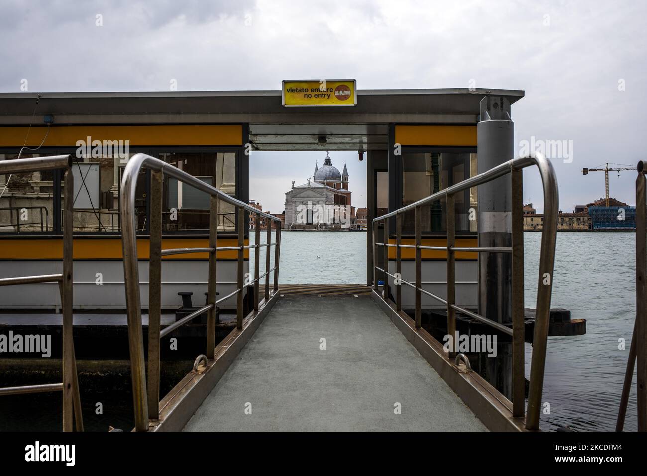 I canali di Venezia sono quasi senza traffico con solo mezzi pubblici o sport sporadici che approfittano della tranquillità di fare fila su tipiche barche veneziane. Venezia questa primavera appare quasi deserta nei fine settimana. Il numero di turisti italiani e stranieri che vengono a visitare la Serenissima è minimo a causa della pandemia del Covid-19. L'economia turistica della regione è in profonda crisi. (Foto di Mauro Ujetto/NurPhoto) Foto Stock