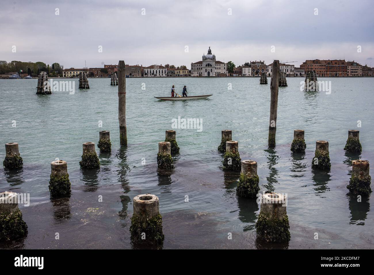 I canali di Venezia sono quasi senza traffico con solo mezzi pubblici o sport sporadici che approfittano della tranquillità di fare fila su tipiche barche veneziane. Venezia questa primavera appare quasi deserta nei fine settimana. Il numero di turisti italiani e stranieri che vengono a visitare la Serenissima è minimo a causa della pandemia del Covid-19. L'economia turistica della regione è in profonda crisi. (Foto di Mauro Ujetto/NurPhoto) Foto Stock