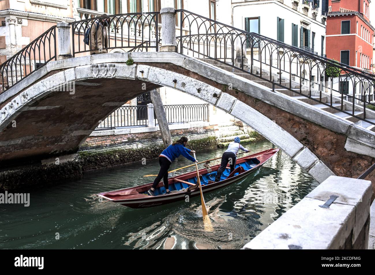 I canali di Venezia sono quasi senza traffico con solo mezzi pubblici o sport sporadici che approfittano della tranquillità di fare fila su tipiche barche veneziane. Venezia questa primavera appare quasi deserta nei fine settimana. Il numero di turisti italiani e stranieri che vengono a visitare la Serenissima è minimo a causa della pandemia del Covid-19. L'economia turistica della regione è in profonda crisi. (Foto di Mauro Ujetto/NurPhoto) Foto Stock