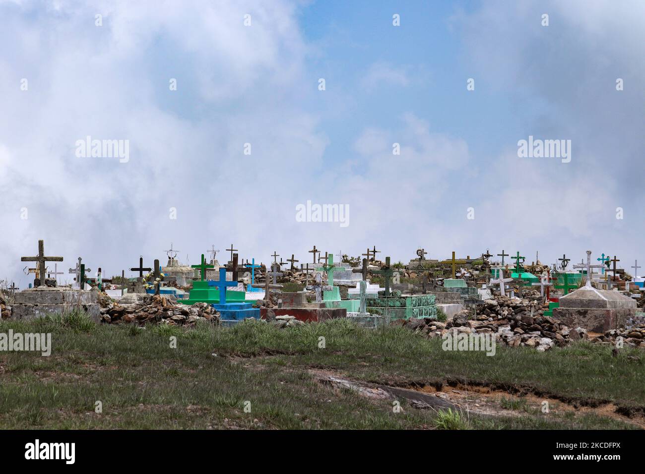 Una vista di croci sopra tombe in un cimitero in un villaggio vicino Sohra a Meghalaya, India il 19 aprile 2021. (Foto di David Talukdar/NurPhoto) Foto Stock