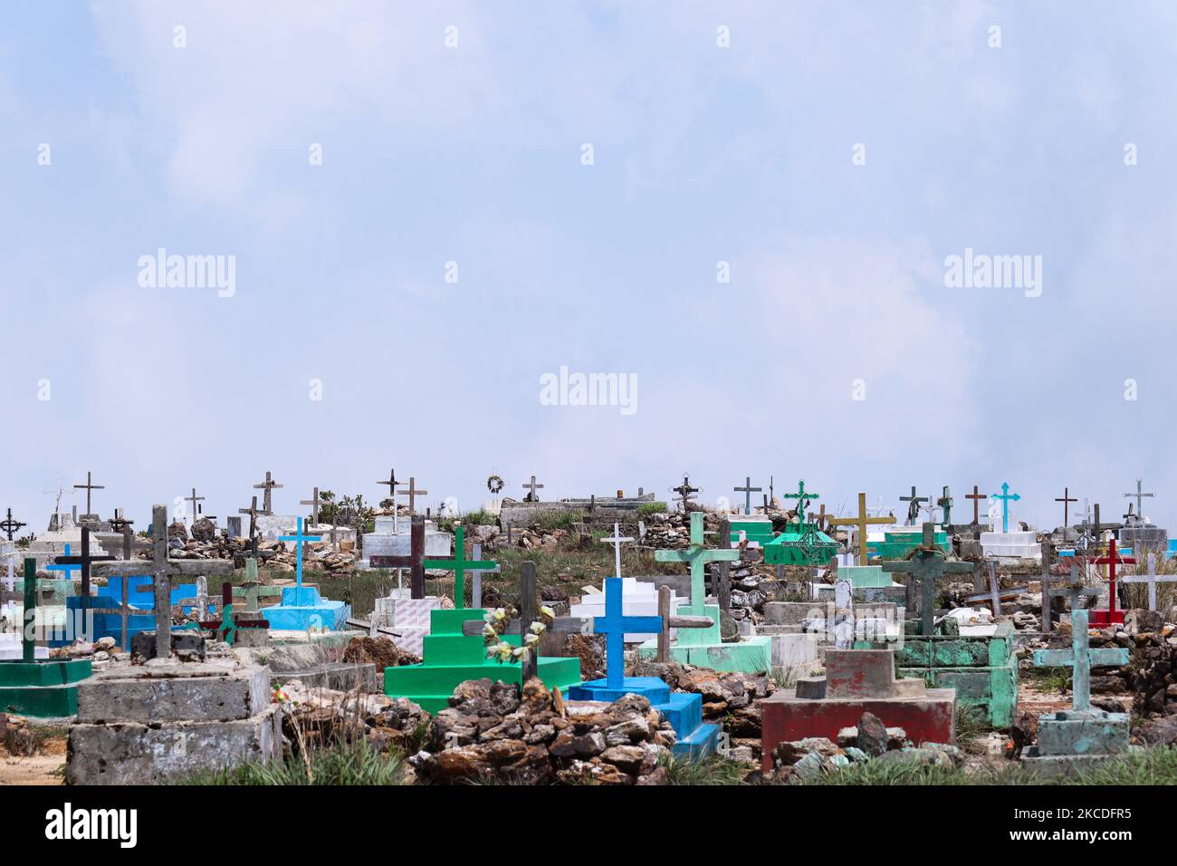 Una vista di croci sopra tombe in un cimitero in un villaggio vicino Sohra a Meghalaya, India il 19 aprile 2021. (Foto di David Talukdar/NurPhoto) Foto Stock