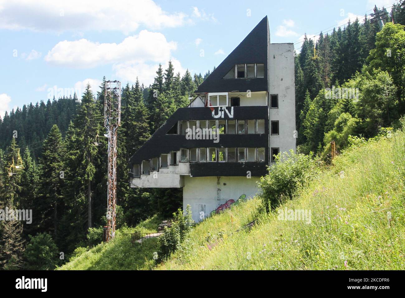 La torre dei giudici sui salti olimpici di Igman a Sarajevo, Bosnia-Erzegovina, il 14 luglio 2015. (Foto di Jakub Porzycki/NurPhoto) Foto Stock