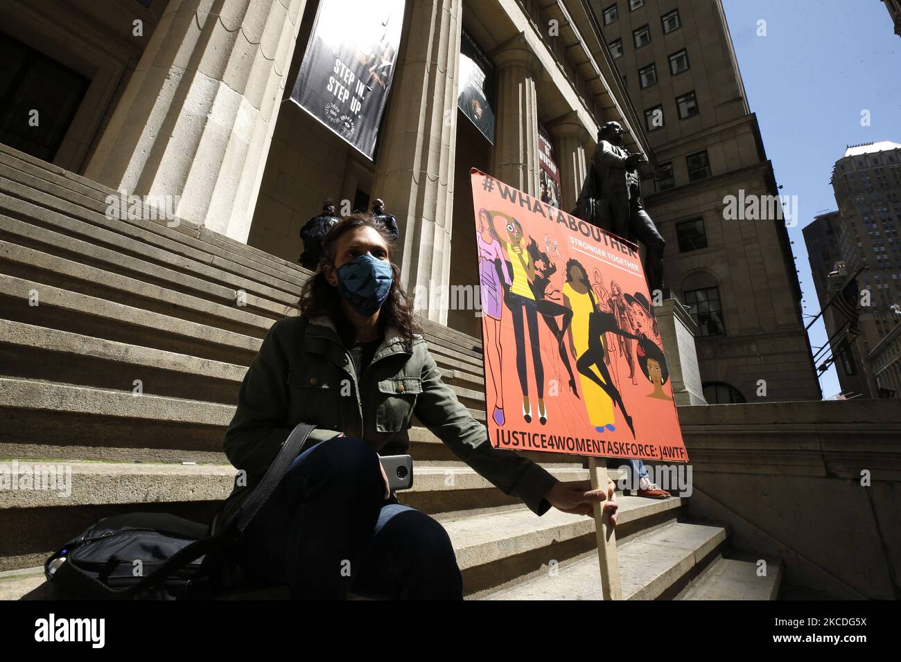 Le persone che hanno in mano i cartelli si sono radunate sui gradini della Federal Hall per attirare l’attenzione sulle donne detenute nella prigione di Riker’s Island il 26 aprile 2021 a New York City, USA. I membri della Women's Community Justice Association parlano al rally #WhatAboutHer delle condizioni orribili a Rosie's Place, la prigione della donna a Riker's Island. (Foto di John Lamparski/NurPhoto) Foto Stock