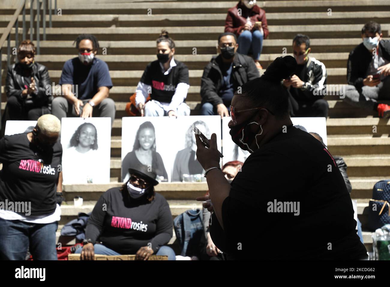 Un oratore chiede condizioni migliori per le donne detenute nella prigione di Riker’s Island sui gradini della Federal Hall il 26 aprile 2021 a New York City, USA. I membri della Women's Community Justice Association parlano al rally #WhatAboutHer delle condizioni orribili a Rosie's Place, la prigione della donna a Riker's Island. (Foto di John Lamparski/NurPhoto) Foto Stock