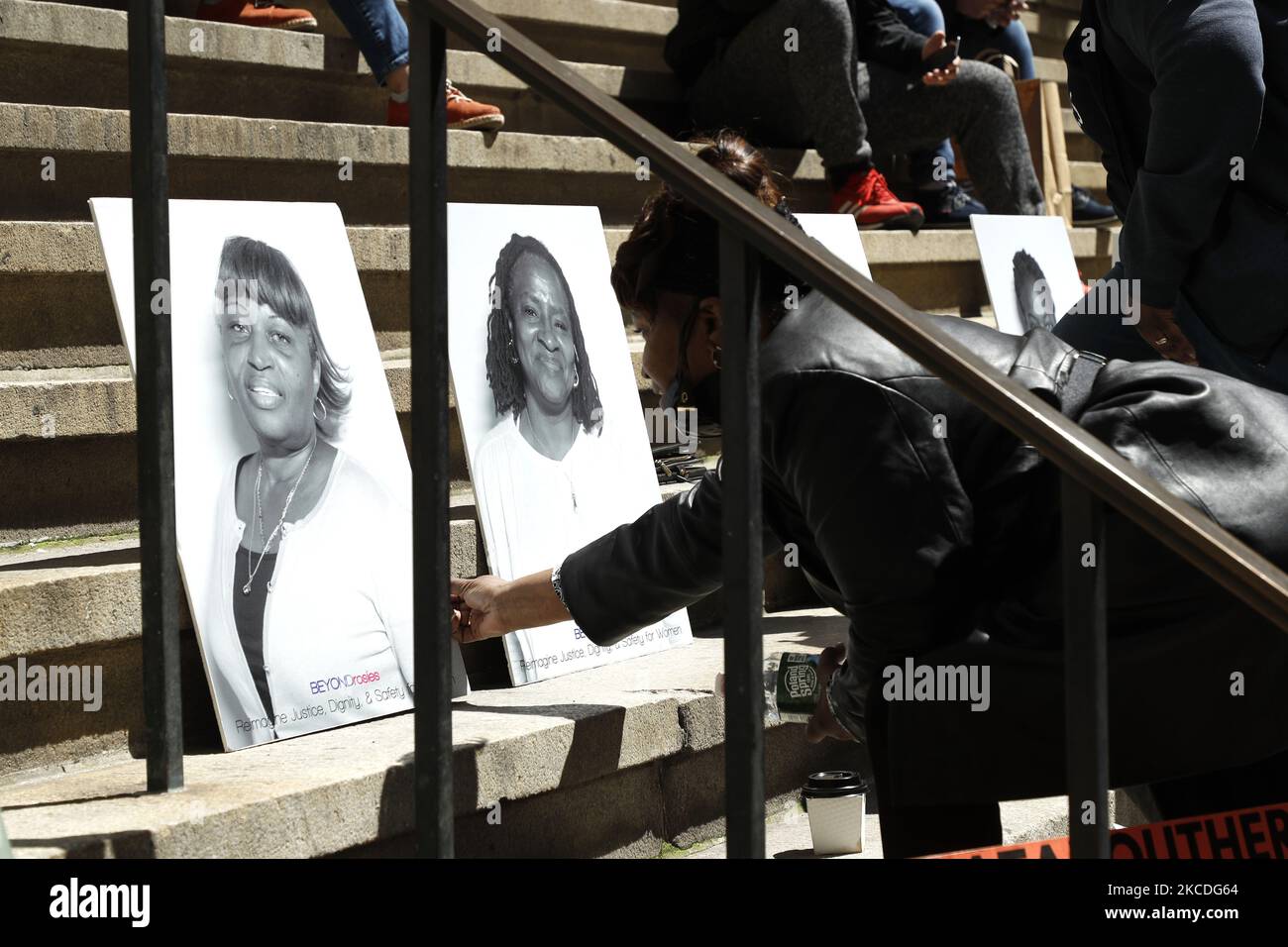 Le persone che hanno in mano i cartelli si sono radunate sui gradini della Federal Hall per attirare l’attenzione sulle donne detenute nella prigione di Riker’s Island il 26 aprile 2021 a New York City, USA. I membri della Women's Community Justice Association parlano al rally #WhatAboutHer delle condizioni orribili a Rosie's Place, la prigione della donna a Riker's Island. (Foto di John Lamparski/NurPhoto) Foto Stock