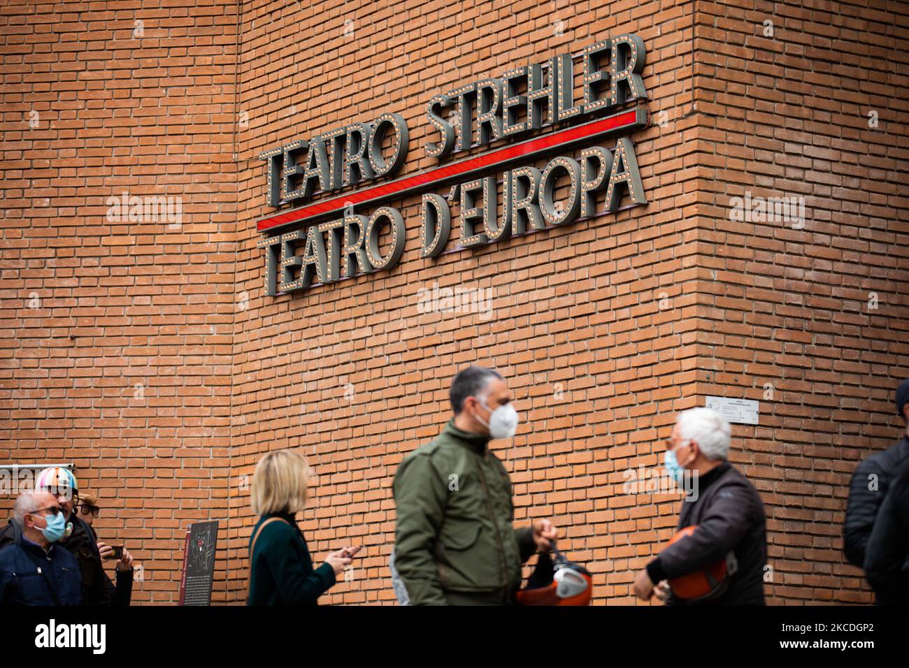 La gente si accoda alla Casa funeraria di Milva al piccolo Teatro Strehler il 27 aprile 2021 a Milano. (Foto di Alessandro Bremec/NurPhoto) Foto Stock