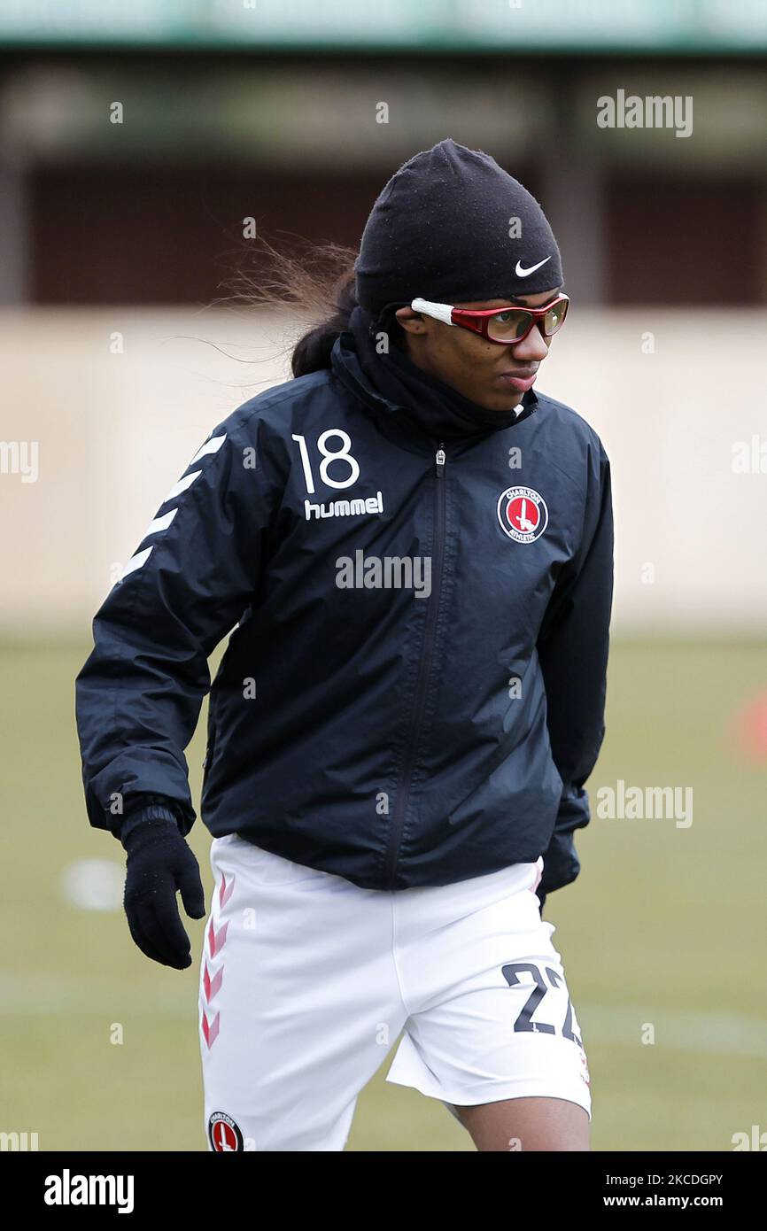 Shauna Vassell of Charlton Athletic Women Warming up durante il campionato delle donne fa tra le donne atletiche di Charlton e le donne di Durham al VCD Athletic FC di Dartford, Inghilterra il 25th aprile 2021. (Foto di Action Foto Sport/NurPhoto) Foto Stock