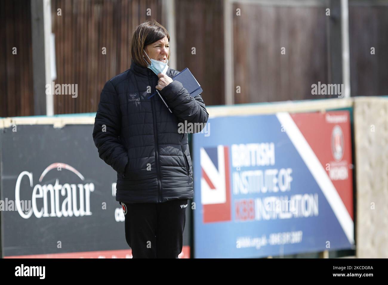 Karen Hill, Manager di Charlton Athletic Women durante il campionato femminile di fa tra Charlton Athletic Women e Durham Women al VCD Athletic FC di Dartford, Inghilterra il 25th aprile 2021. (Foto di Action Foto Sport/NurPhoto) Foto Stock