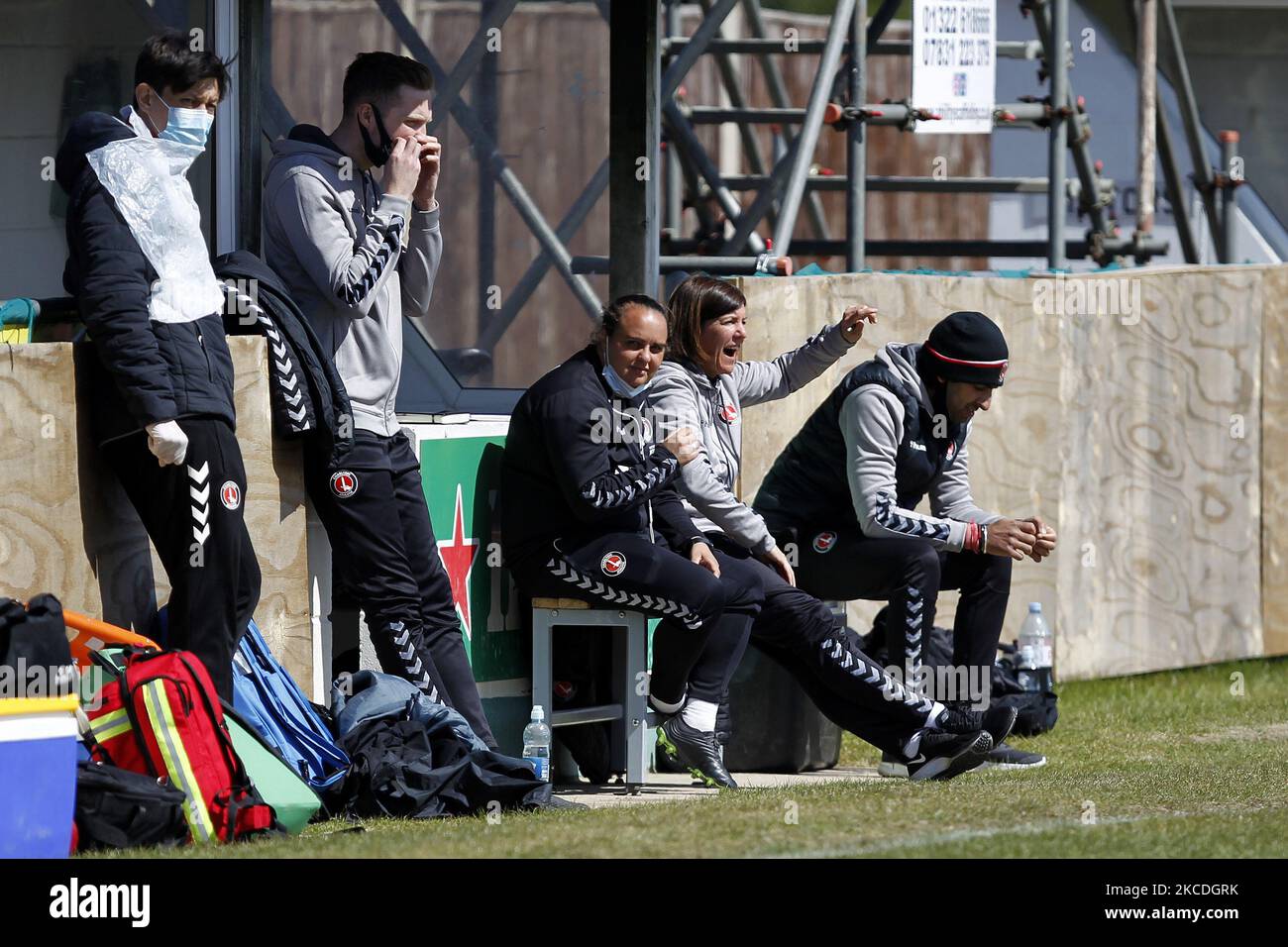 Karen Hill, Manager di Charlton Athletic Women che si sta gesticulando durante il campionato femminile di fa tra Charlton Athletic Women e Durham Women al VCD Athletic FC di Dartford, Inghilterra il 25th aprile 2021. (Foto di Action Foto Sport/NurPhoto) Foto Stock