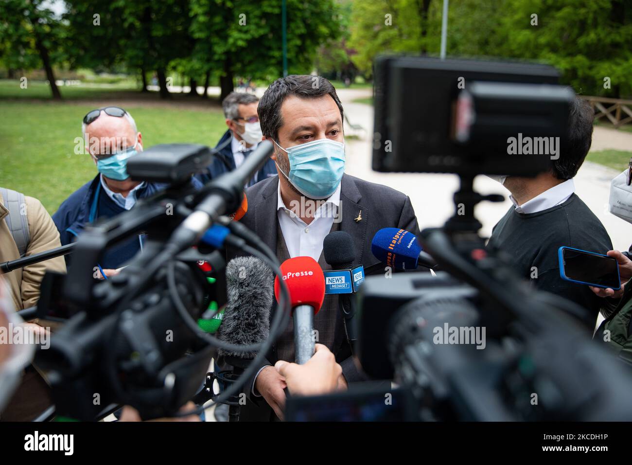 Matteo Salvini pranza al Bar Bianco durante il primo giorno di riapertura di bar e ristoranti nella zona gialla il 26 aprile 2021 a Milano. (Foto di Alessandro Bremec/NurPhoto) Foto Stock