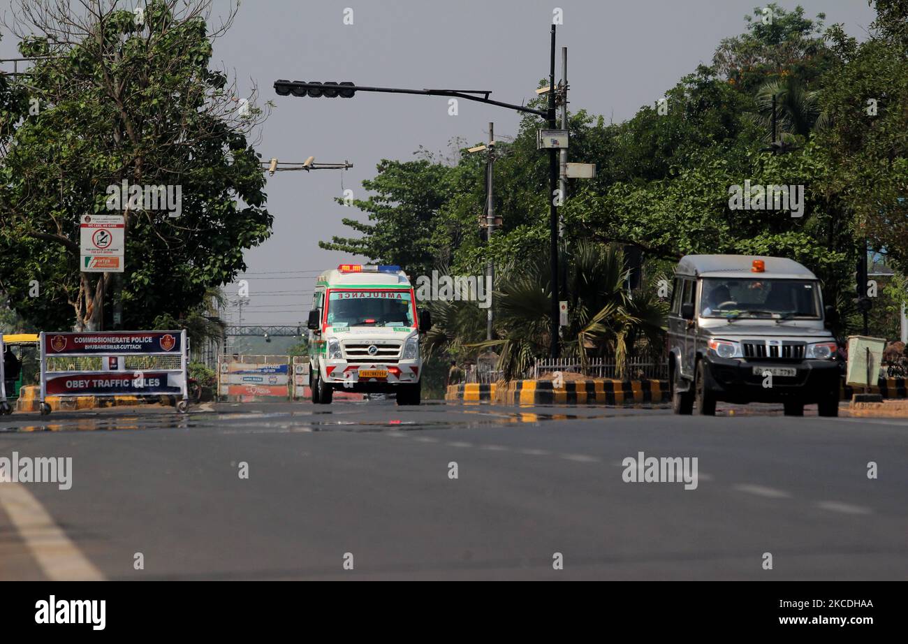 Le strade della principale area del mercato quotidiano e di altri luoghi della città sono viste deserte come governo di stato attuato blocco per combattere contro il coronavirus Covid-19 seconda fase pandemia nello stato indiano orientale città capitale di Odisha Bhubaneswar il 27 aprile 2021. (Foto di Str/NurPhoto) Foto Stock