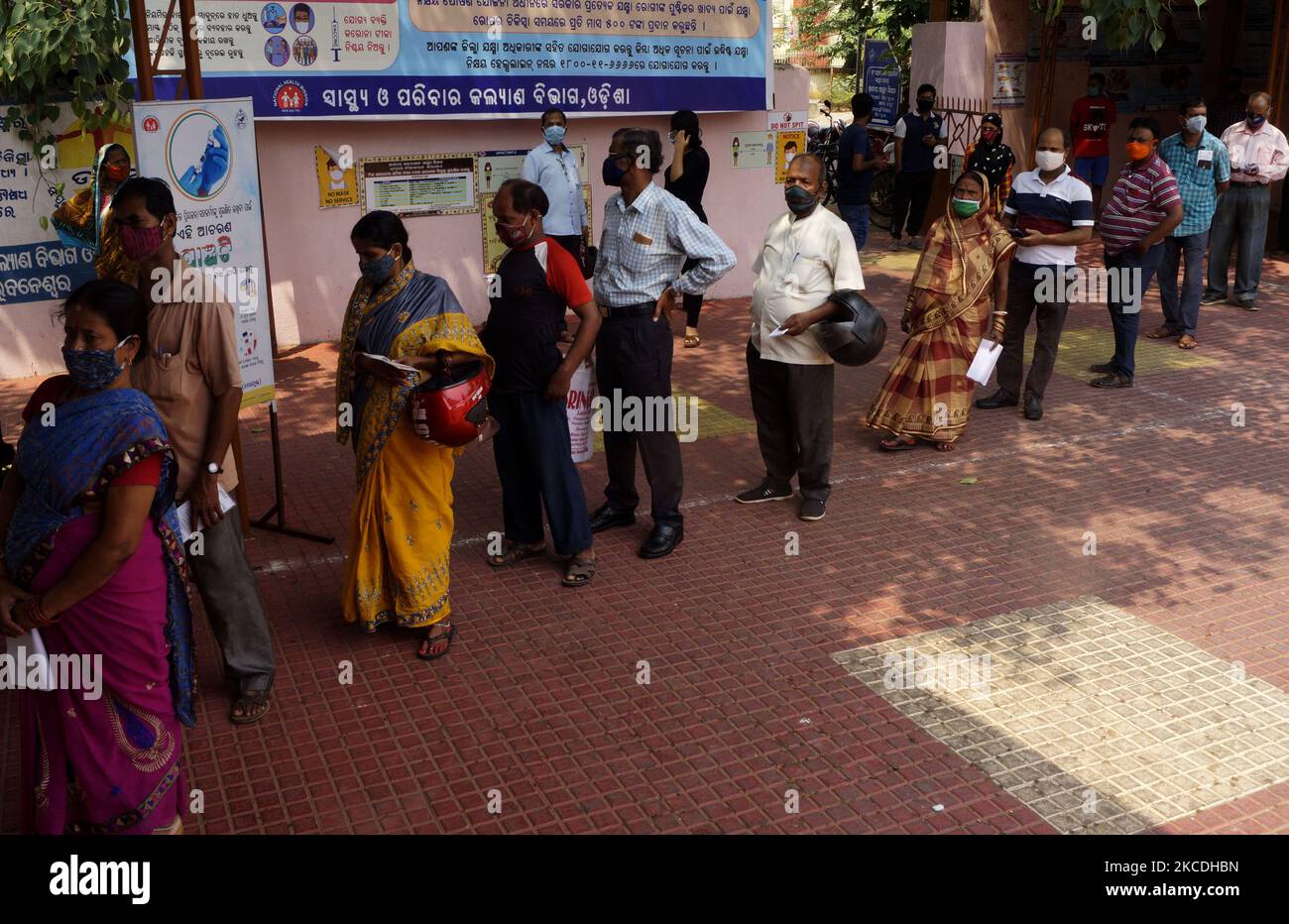 La gente è vista ad un dispensario mentre stanno dando il tampone per verificare il coronavirus di Covid-19 nella città capitale di Bhubaneswar dello stato indiano orientale di Odisha, il 27 aprile 2021. (Foto di Str/NurPhoto) Foto Stock